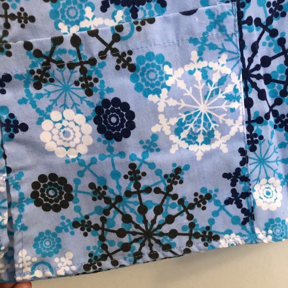 Blue Snowflake Scrub Top - Picture 2 of 4